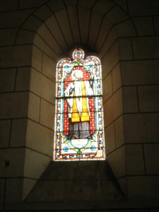 Vitrail d'un saint / Stained glass window of a saintint                     
